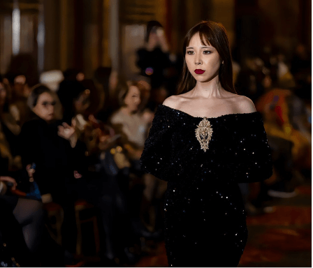 パリコレランウェイを歩く女性